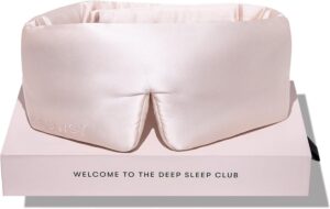 The deep sleep club sleep mask in pink.